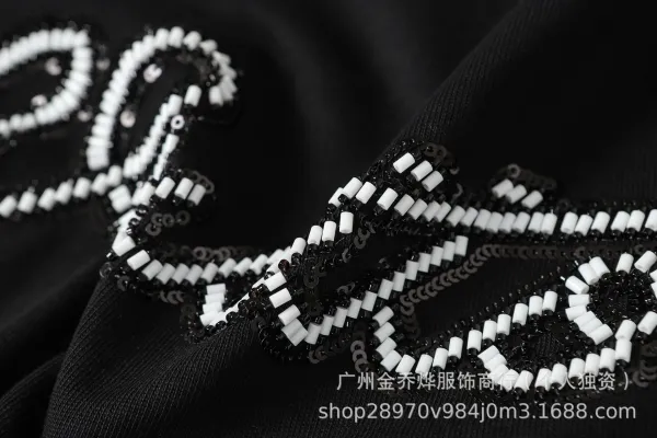 Design Script Logo Embellished Black T-Shirt - 10