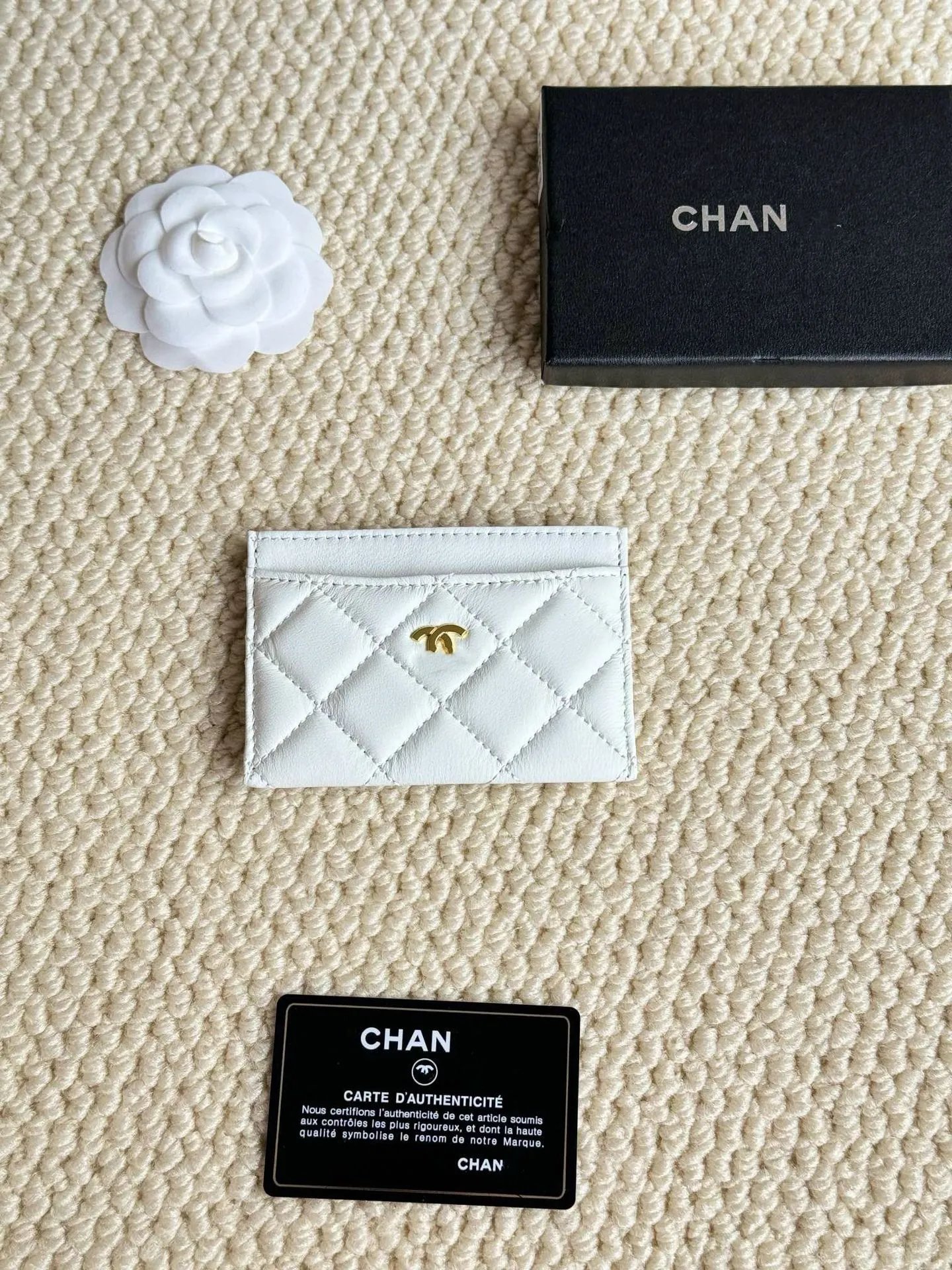 白色金扣羊皮