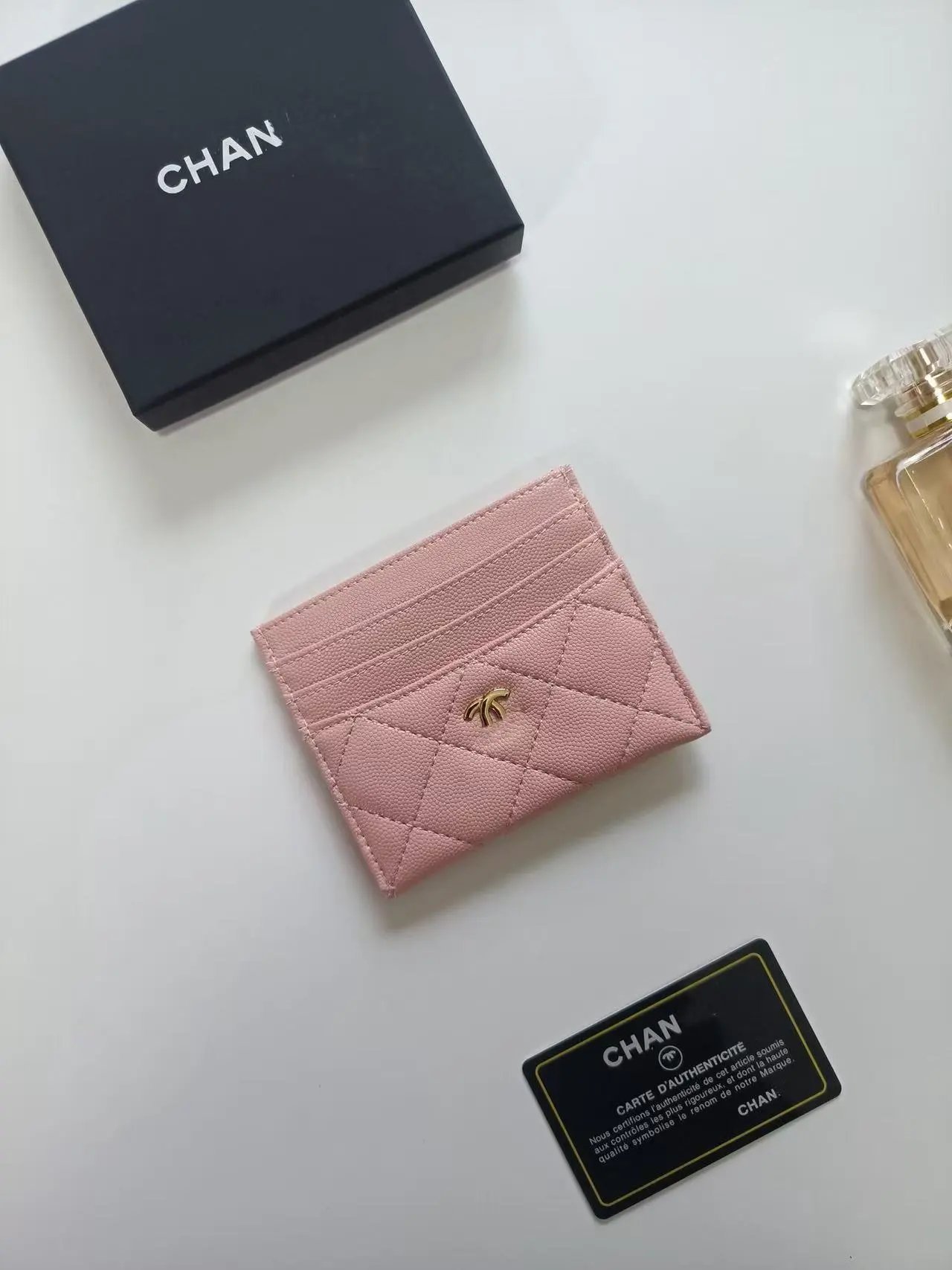 粉红色