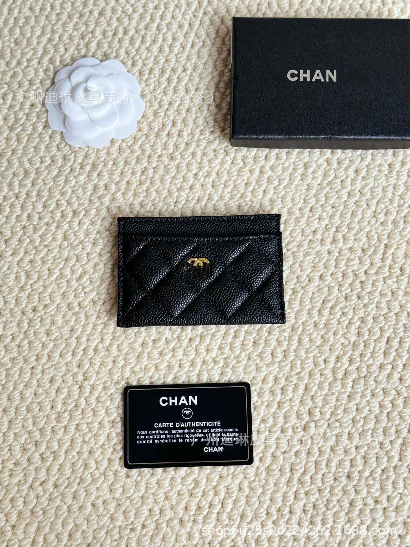黑色金扣球纹