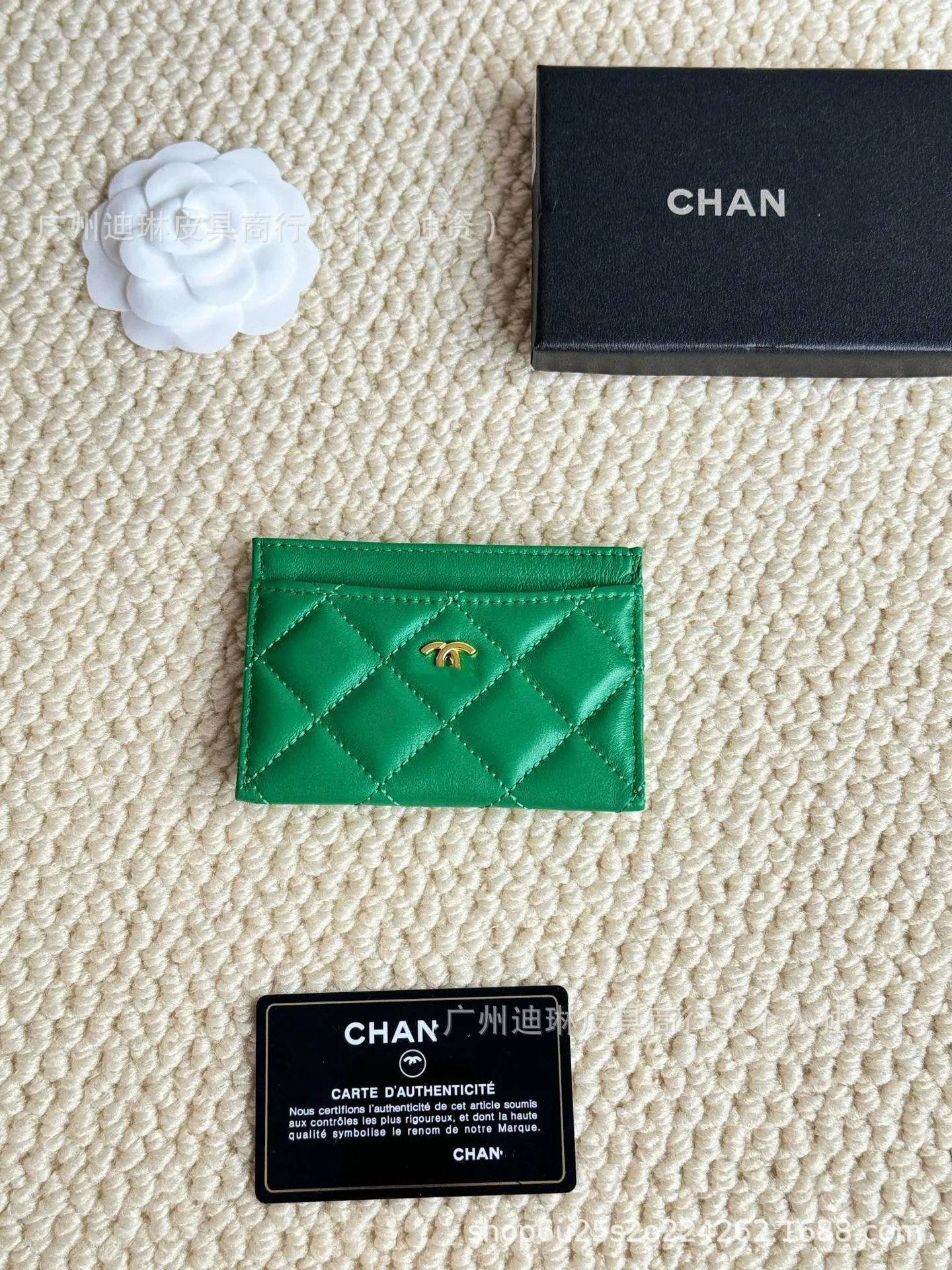 绿色金扣羊皮