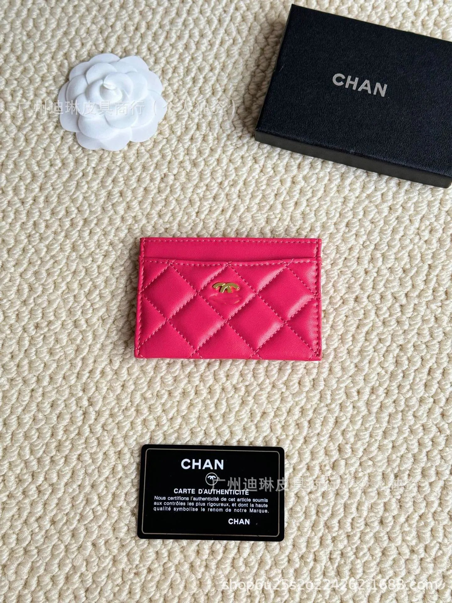玫红色金扣羊皮
