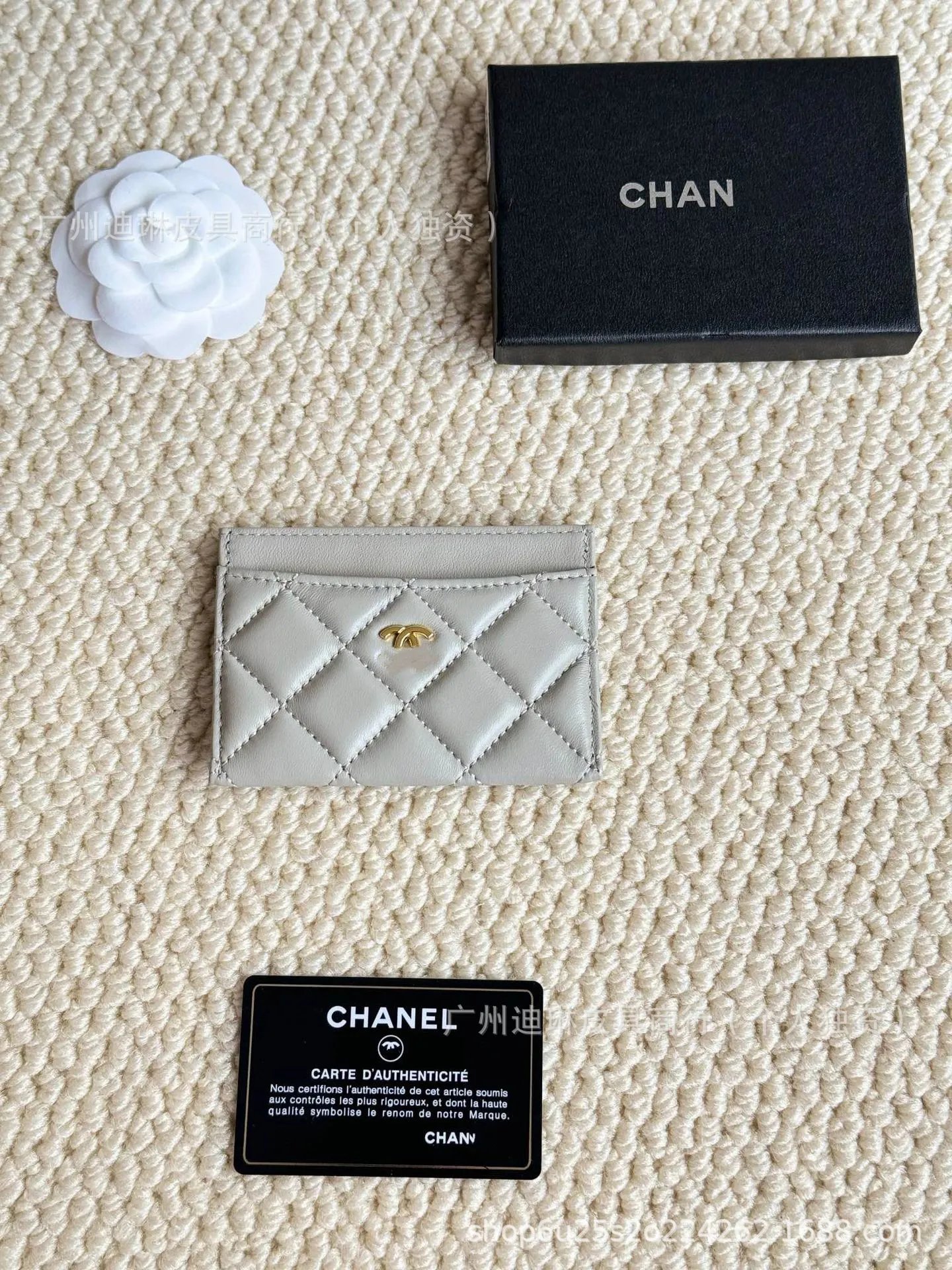 灰色金扣羊皮