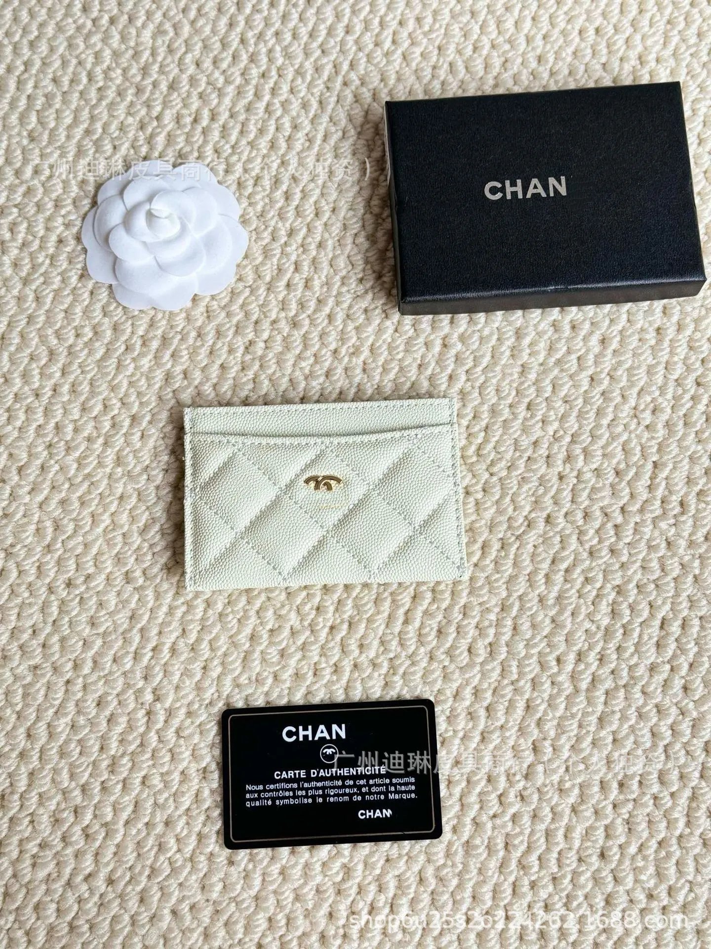 白色金扣球纹