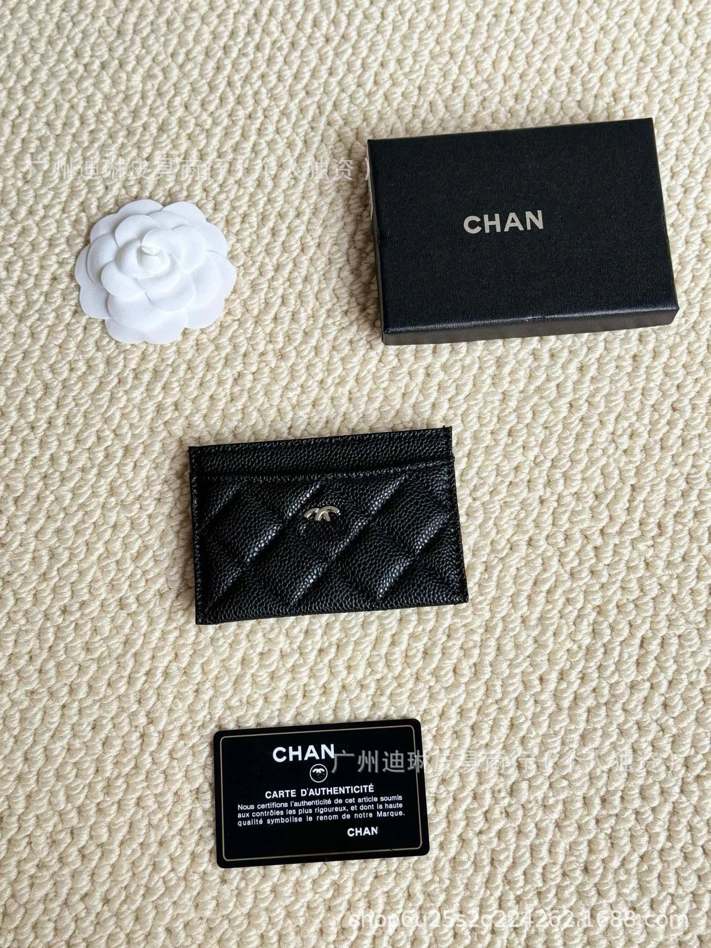 黑色银扣球纹