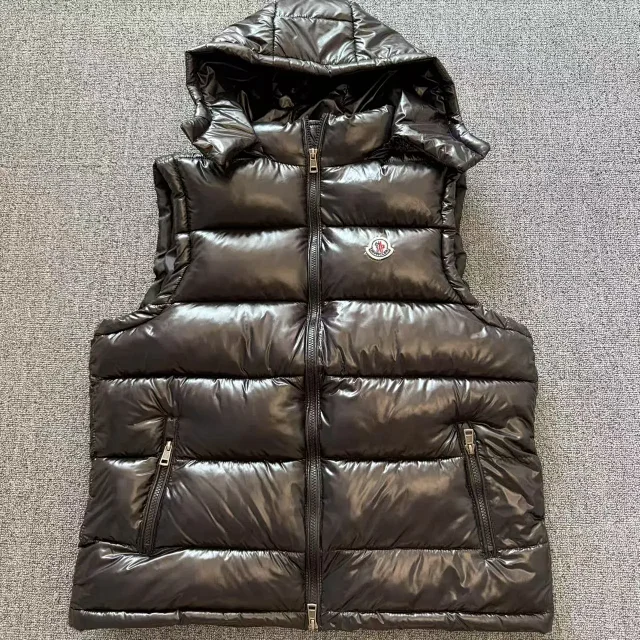 Moncler Vests Hooded Quilted Puffer Vest product detail image 3