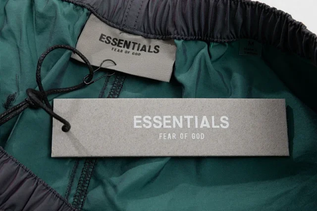 Fear of God Shorts ESSENTIALS drawstring product detail image 3