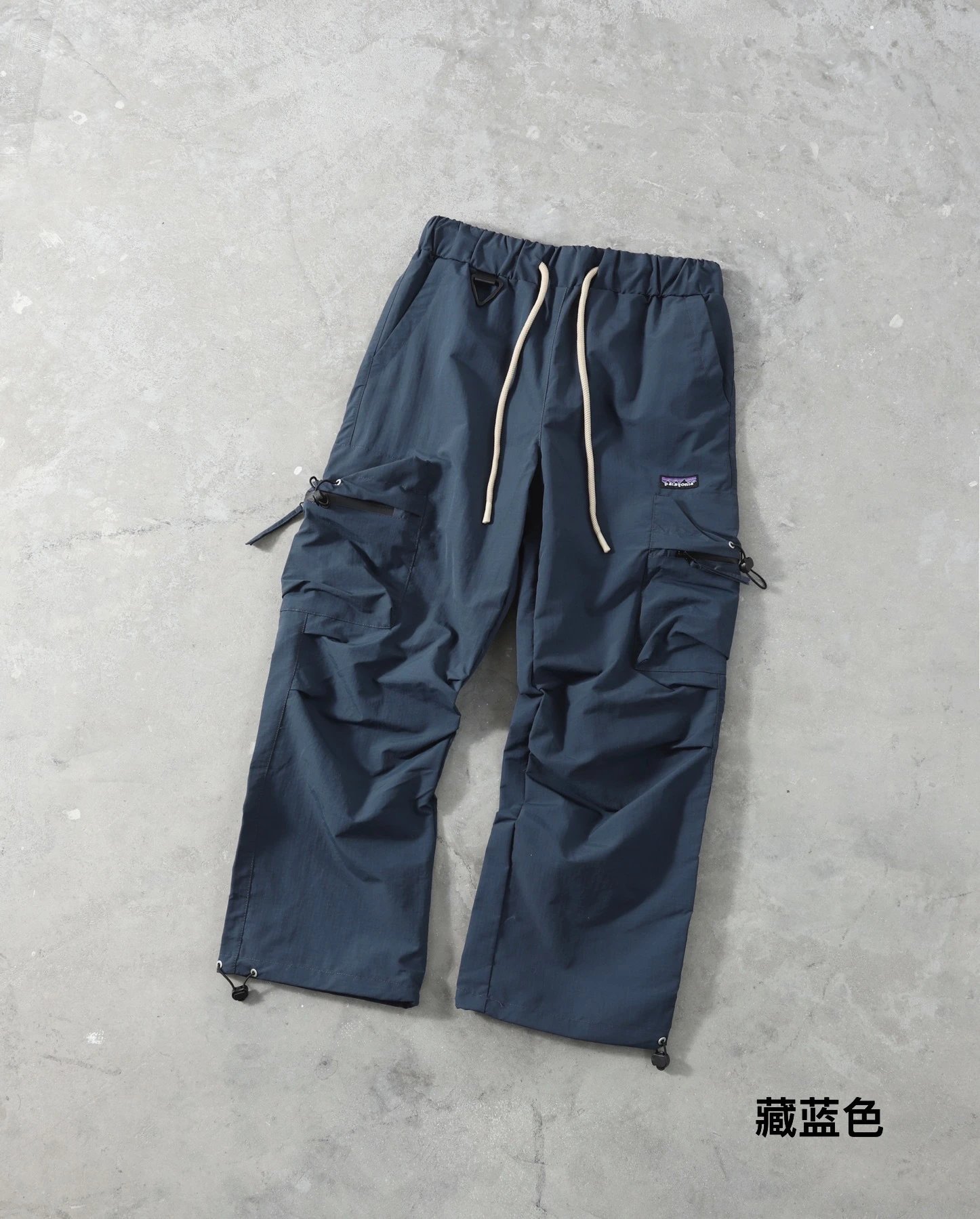 Patagonia Patagonia P-6 Logo Cargo Pants in藏蓝色 Navy