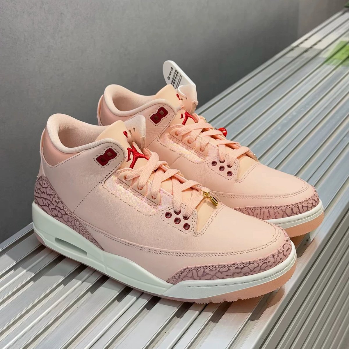 Air Jordan 3 White Cement Reimagined Sneakers Basketball Shoes product detail 2 in Litbuy spreadsheet finds
