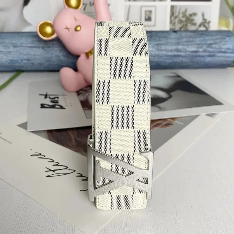 Silver buckle and white grid