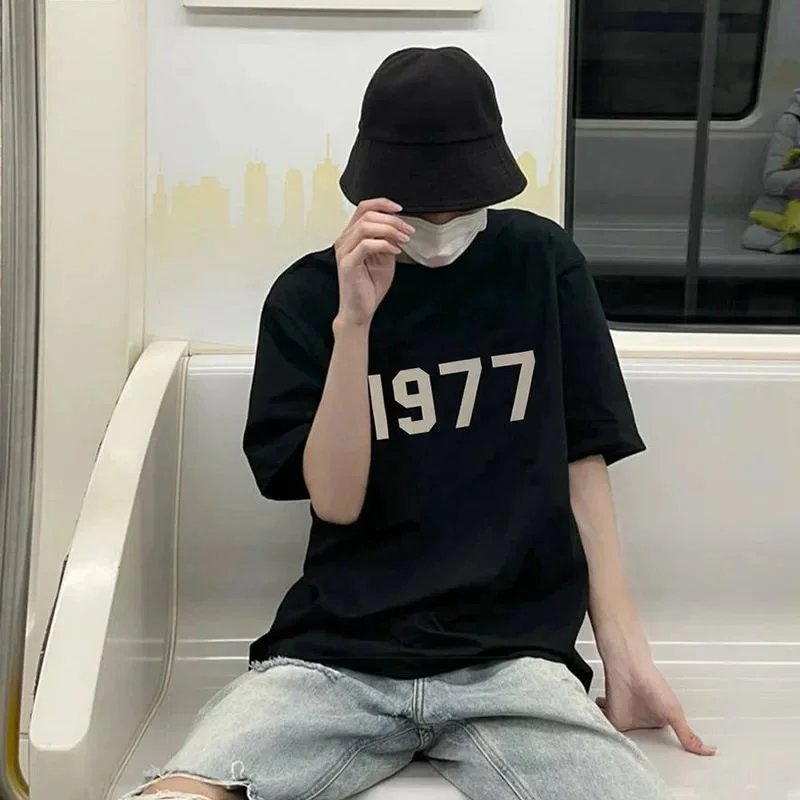 The classic "1977" series short-sleeve T-shirt from the American high-street brand Fear of God Essentials (FOG's diffusion line).