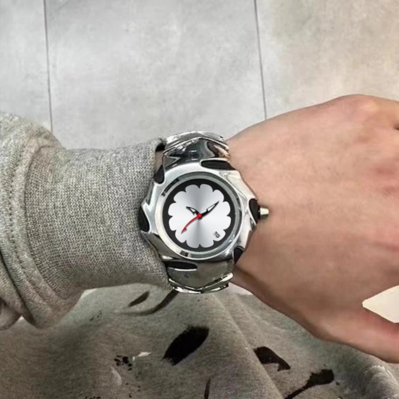Unbranded Watches Analog watch with scalloped flower dial, date window and sculptural metal bracelet — Liquid silver