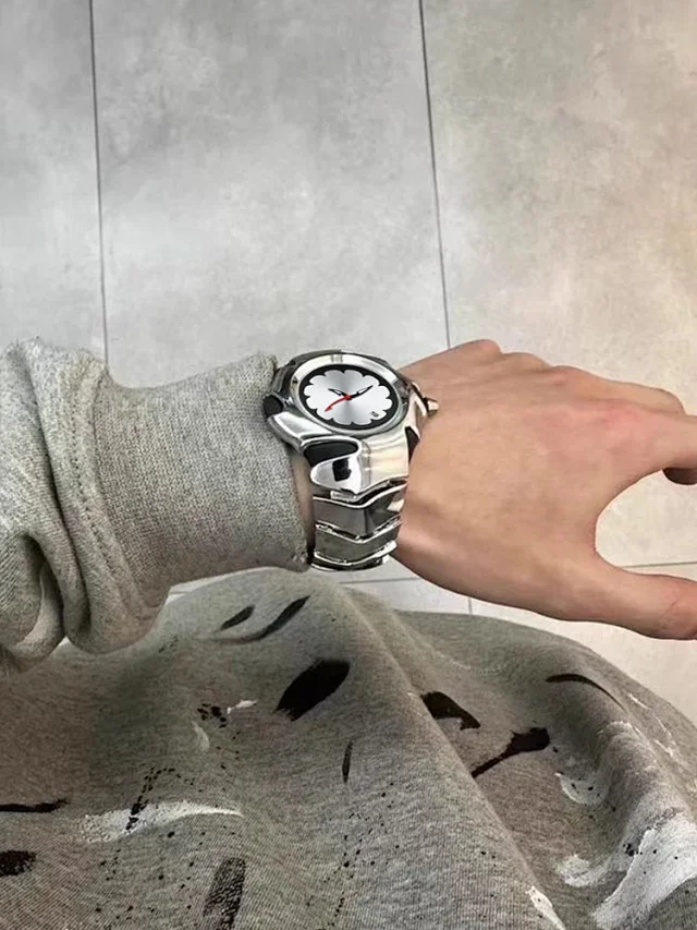 Unbranded Watches Analog watch with scalloped flower dial, date window and sculptural metal bracelet product detail image 7