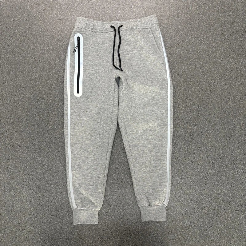 浅灰色反光裤子