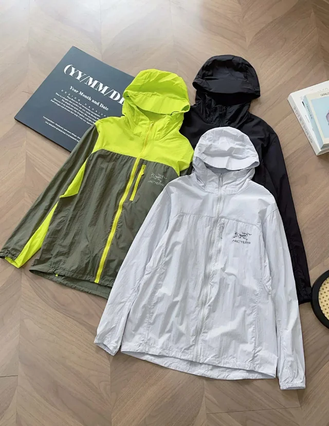 Arc'teryx Jackets Lightweight Hooded Zip Jacket product detail image 2