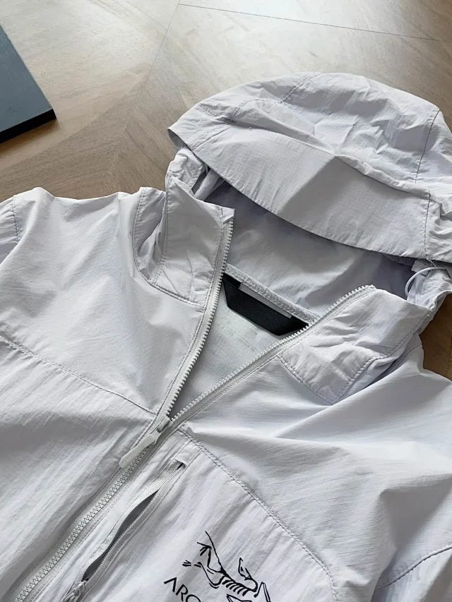 Arc'teryx Jackets Lightweight Hooded Zip Jacket product detail image 15