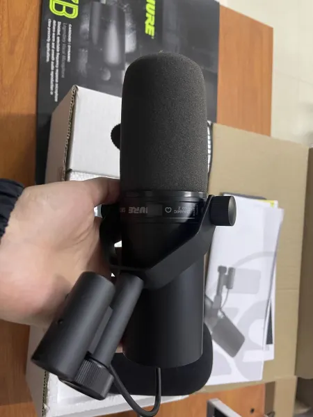 Shure SM7B Black Legendary Vocal Microphone - 6