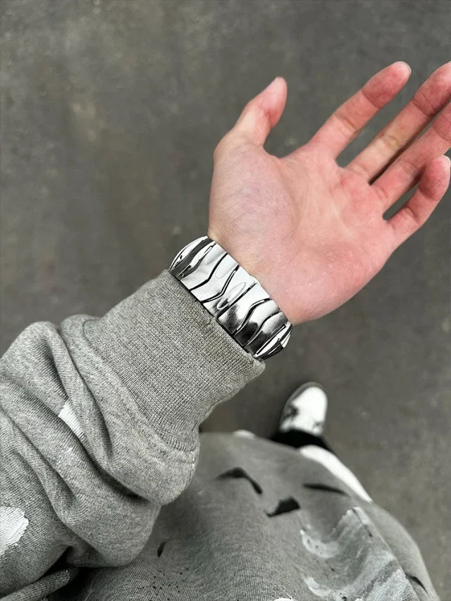Unbranded Watches Analog watch with scalloped flower dial, date window and sculptural metal bracelet product detail image 12