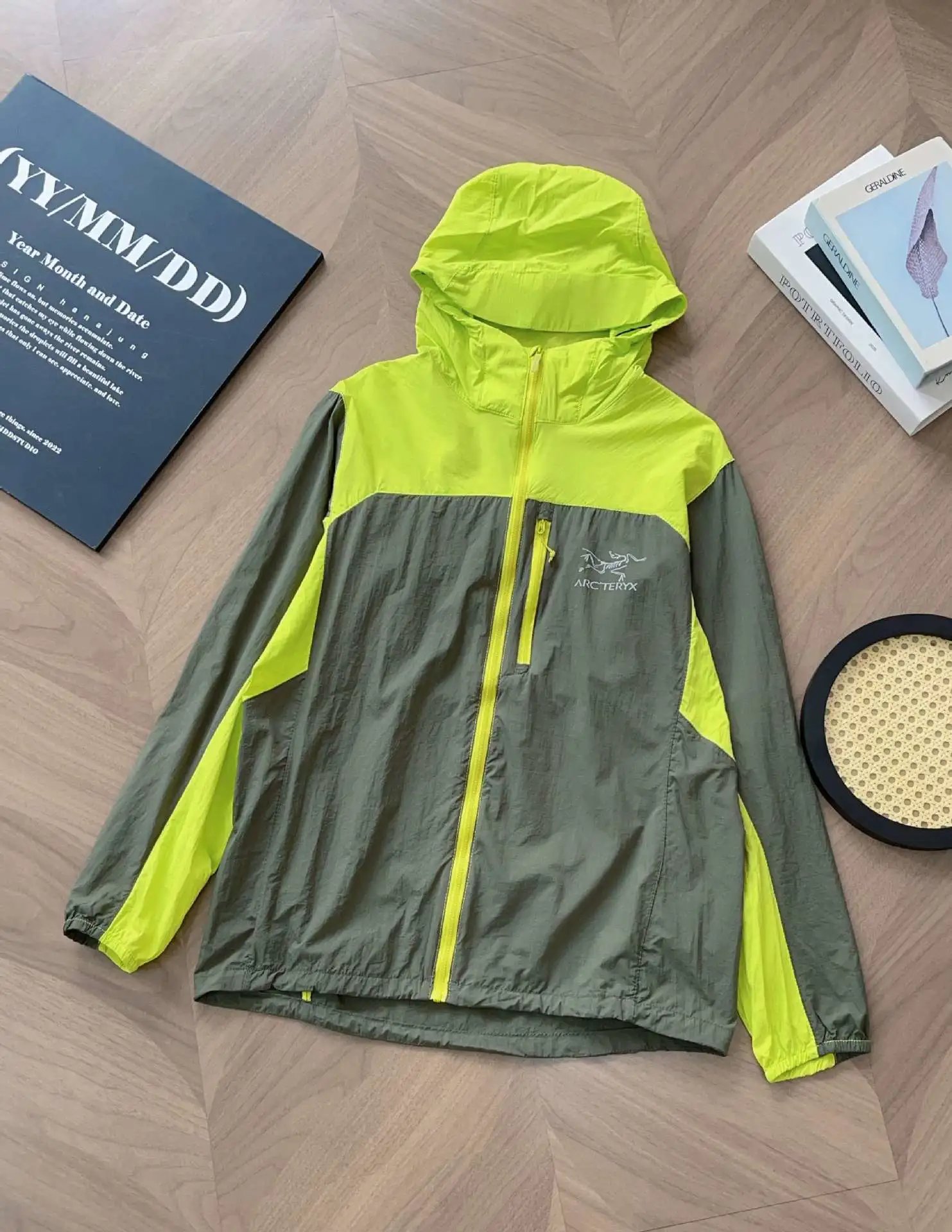 Arc'teryx Jackets Lightweight Hooded Zip Jacket — 9923 Green