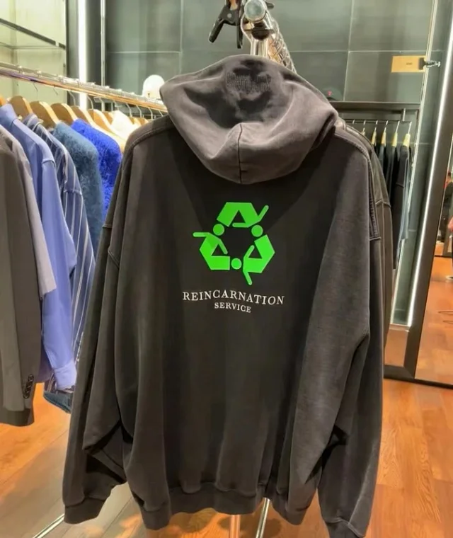 Vetements Hoodies & Sweatshirts Graphic Print Pullover Hoodie product detail image 6