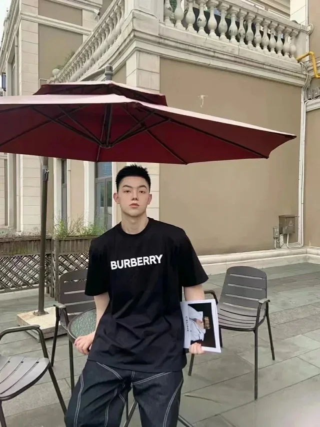 Burberry T-Shirts Short-Sleeve Graphic T-Shirt product detail image 3