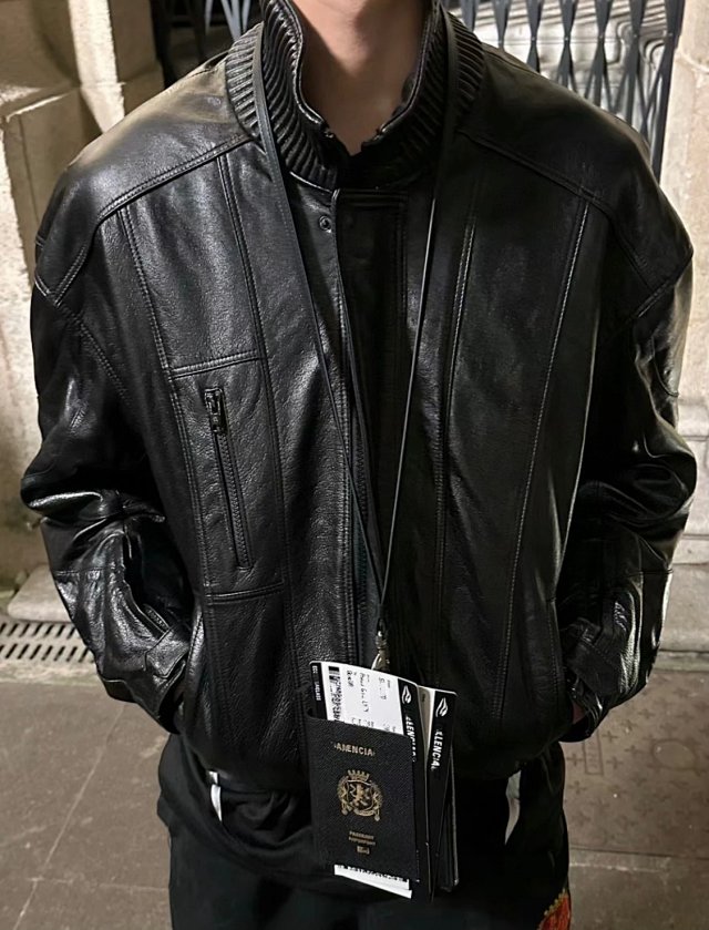Balenciaga Passport: seller detail photo 10