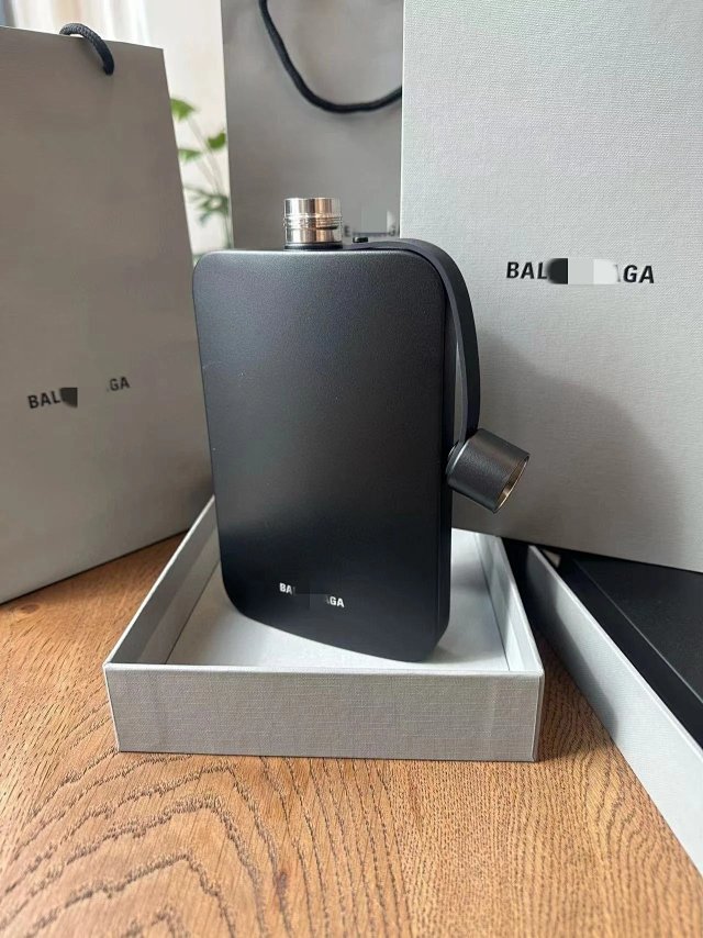 Balenciaga Hydro Flask: seller detail photo 2
