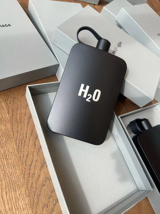 Balenciaga Hydro Flask: seller detail photo 1