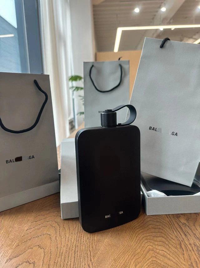 Balenciaga Hydro Flask: seller detail photo 4
