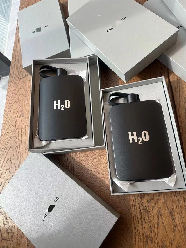 Balenciaga Hydro Flask: seller detail photo 6