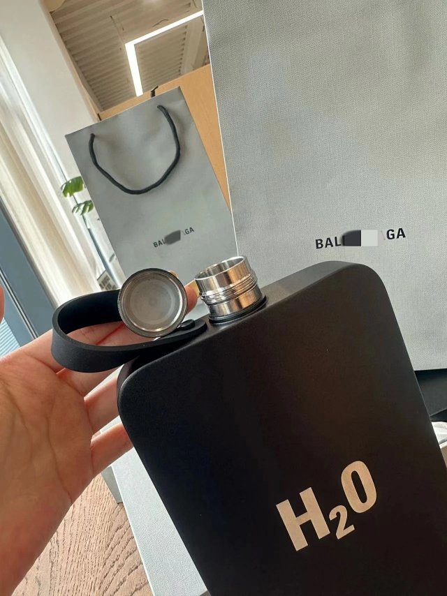 Balenciaga Hydro Flask: seller detail photo 3