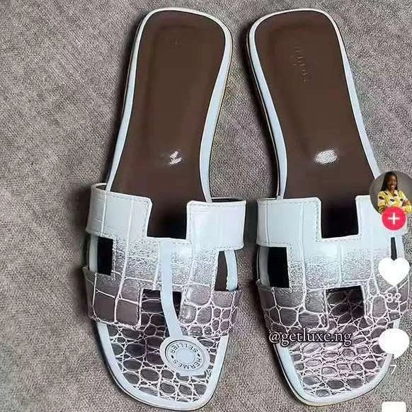 Cool slippers for women in summer 2026, new fashion, flat bottomed leather slippers for women, rhinestone beach travel