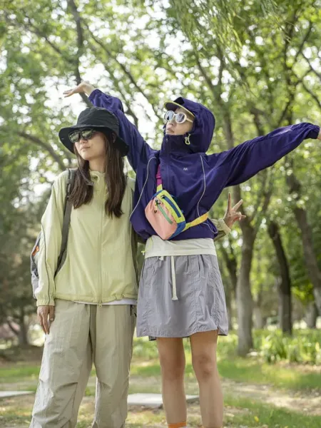 Unidentified Lightweight Hooded Windbreaker in Pale Yellow with Mesh Panels - 13
