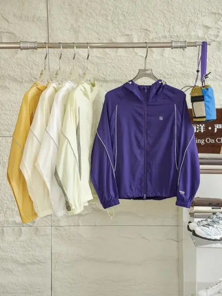 Unidentified Lightweight Hooded Windbreaker in Pale Yellow with Mesh Panels - 28