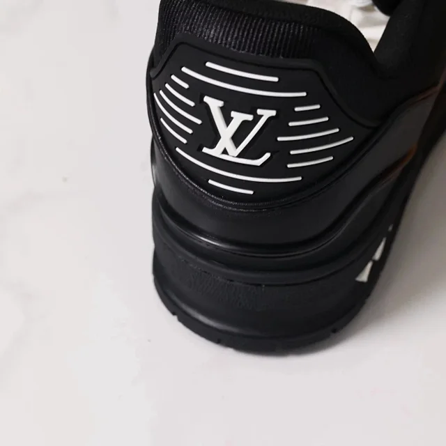 Louis Vuitton Sneakers Monogram Leather Low-Top product detail image 29