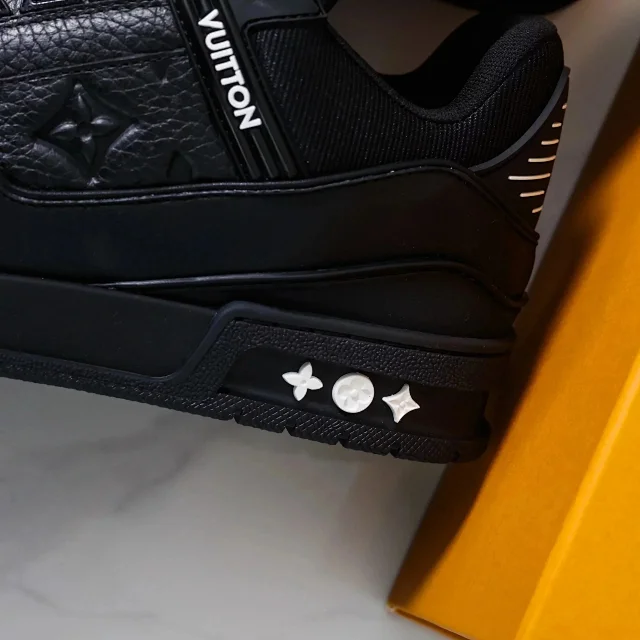 Louis Vuitton Sneakers Monogram Leather Low-Top product detail image 27