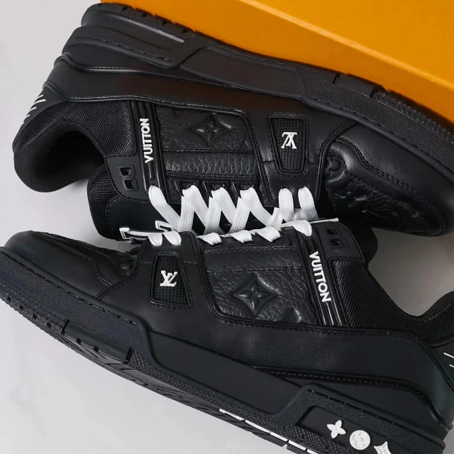 Louis Vuitton Sneakers Monogram Leather Low-Top product detail image 23