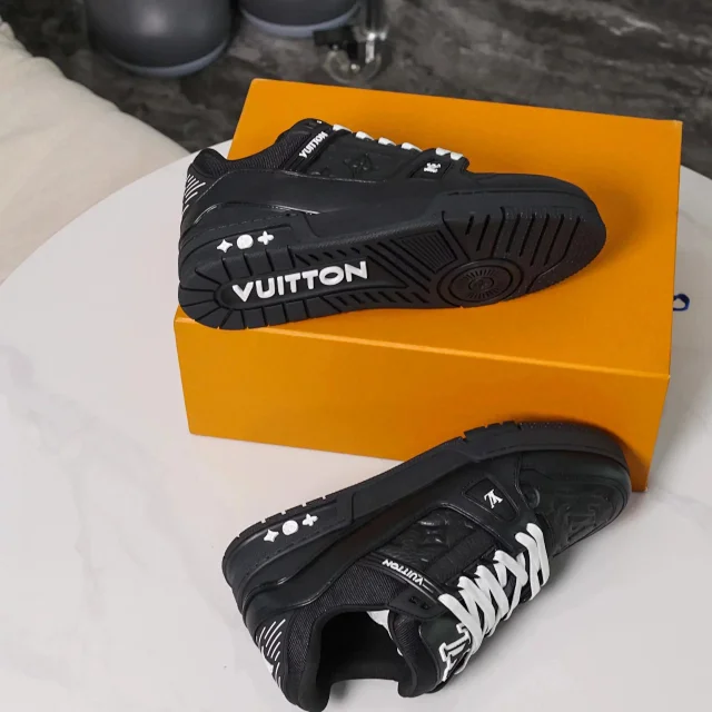 Louis Vuitton Sneakers Monogram Leather Low-Top product detail image 21