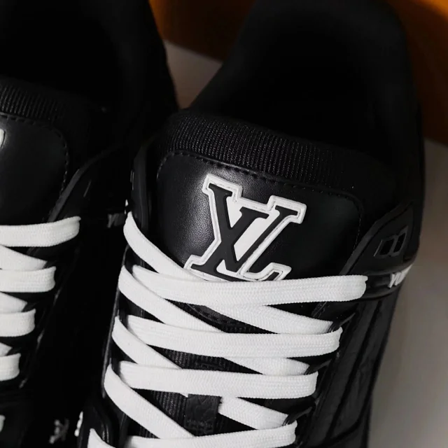 Louis Vuitton Sneakers Monogram Leather Low-Top product detail image 25