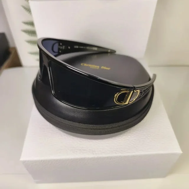 Dior Eyewear Oversized square sunglasses with gold temple accents product detail image 4
