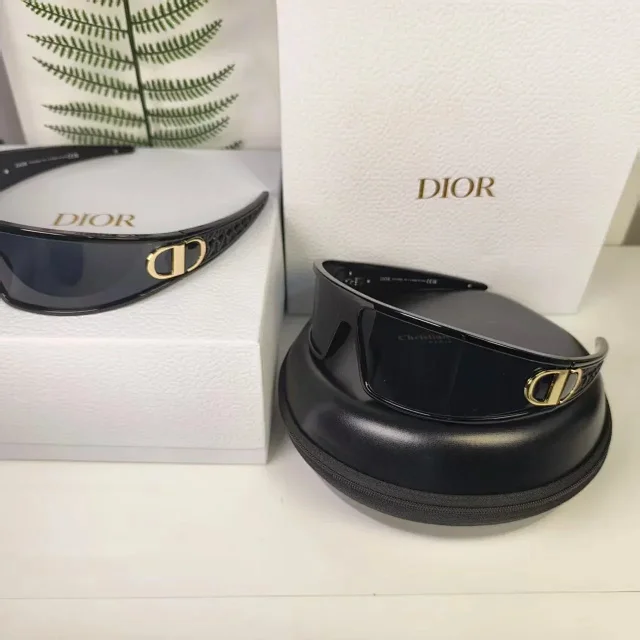 Dior Eyewear Oversized square sunglasses with gold temple accents product detail image 5