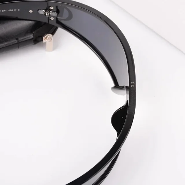 Dior Eyewear Oversized square sunglasses with gold temple accents product detail image 9