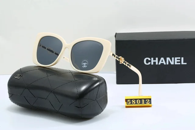 Chanel Eyewear Oversized square-frame sunglasses with chain-detail temples product detail image 17
