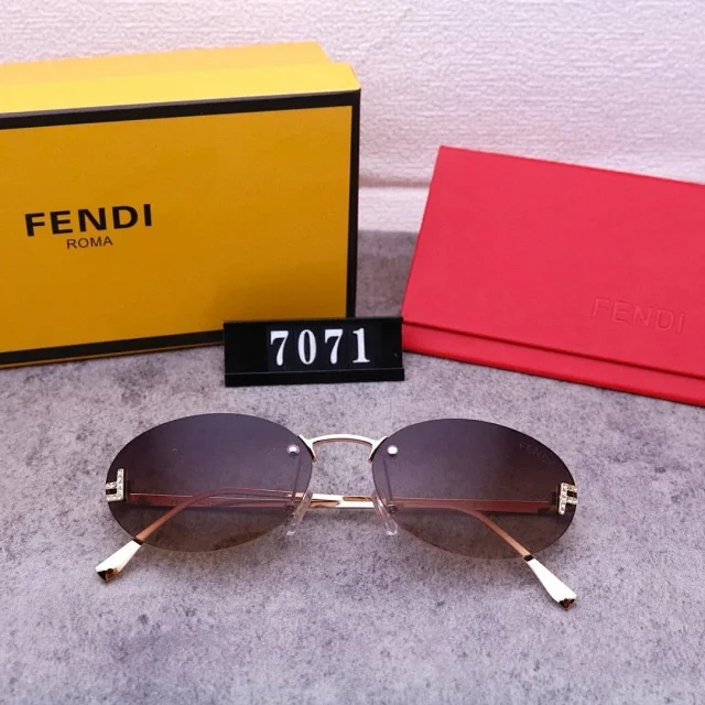 Fendi Eyewear Oversized square-frame sunglasses with gold logo temples product detail image 2