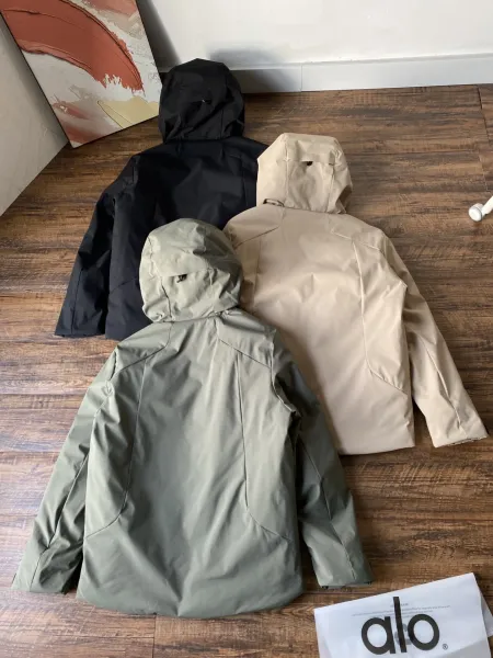 Alo Yoga Performance Hooded Windbreaker Army Green Jacket - 14