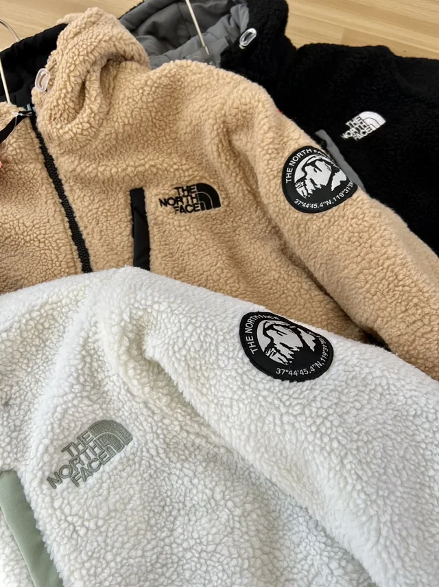 The North Face Jackets Reversible hooded sherpa fleece padded jacket product detail image 5