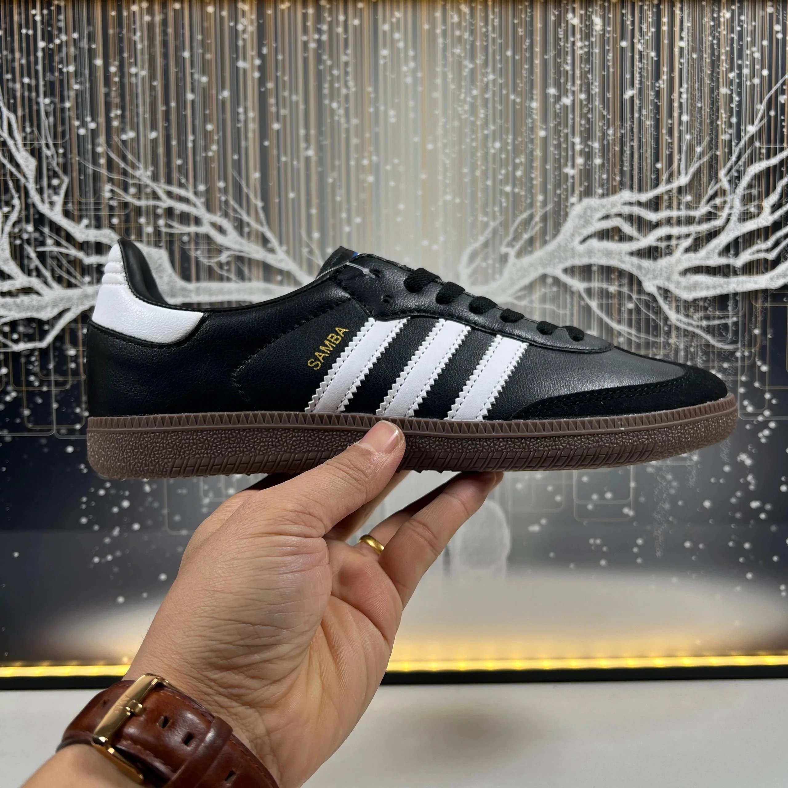 B75807 Black/White