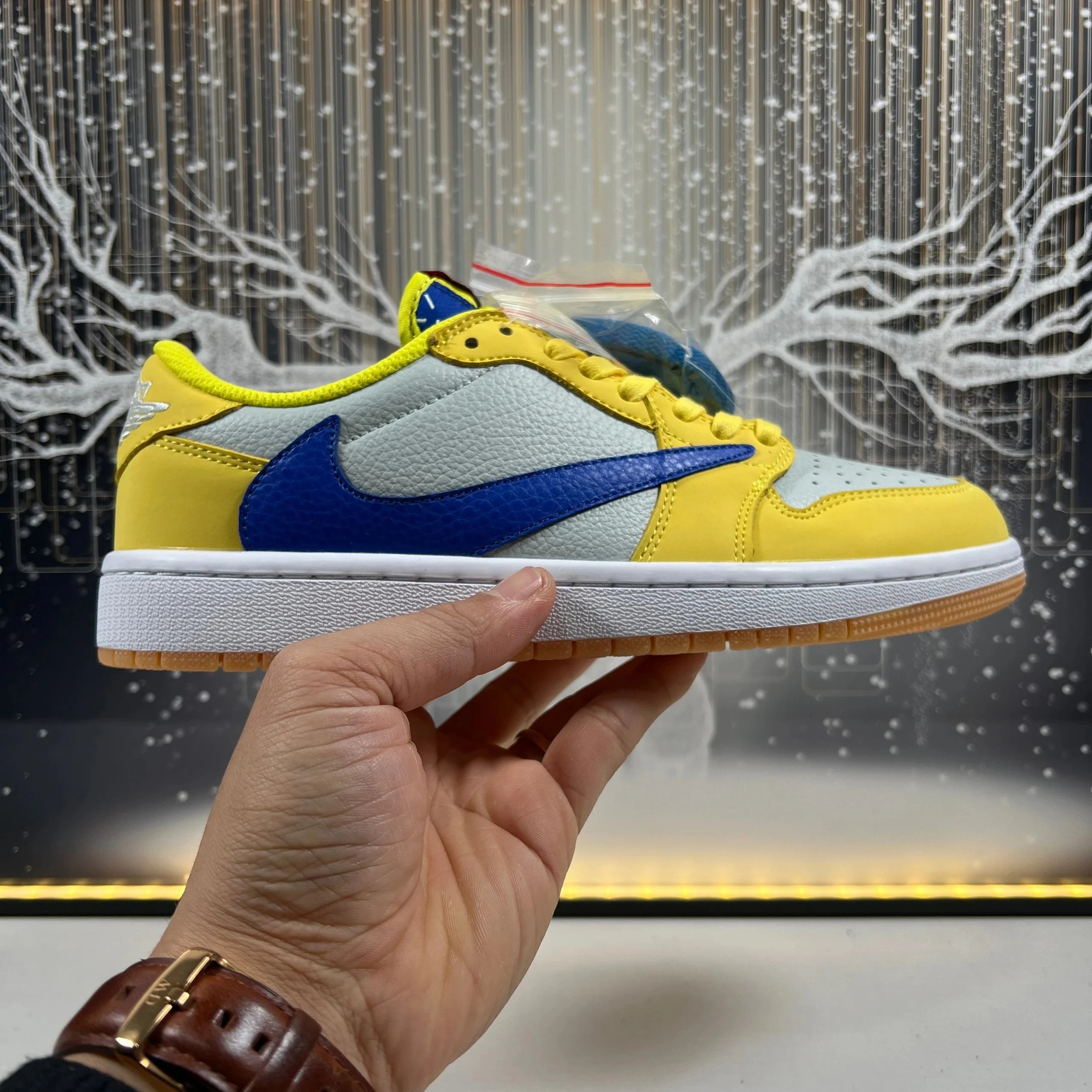 DZ4137 700 Canary Yellow