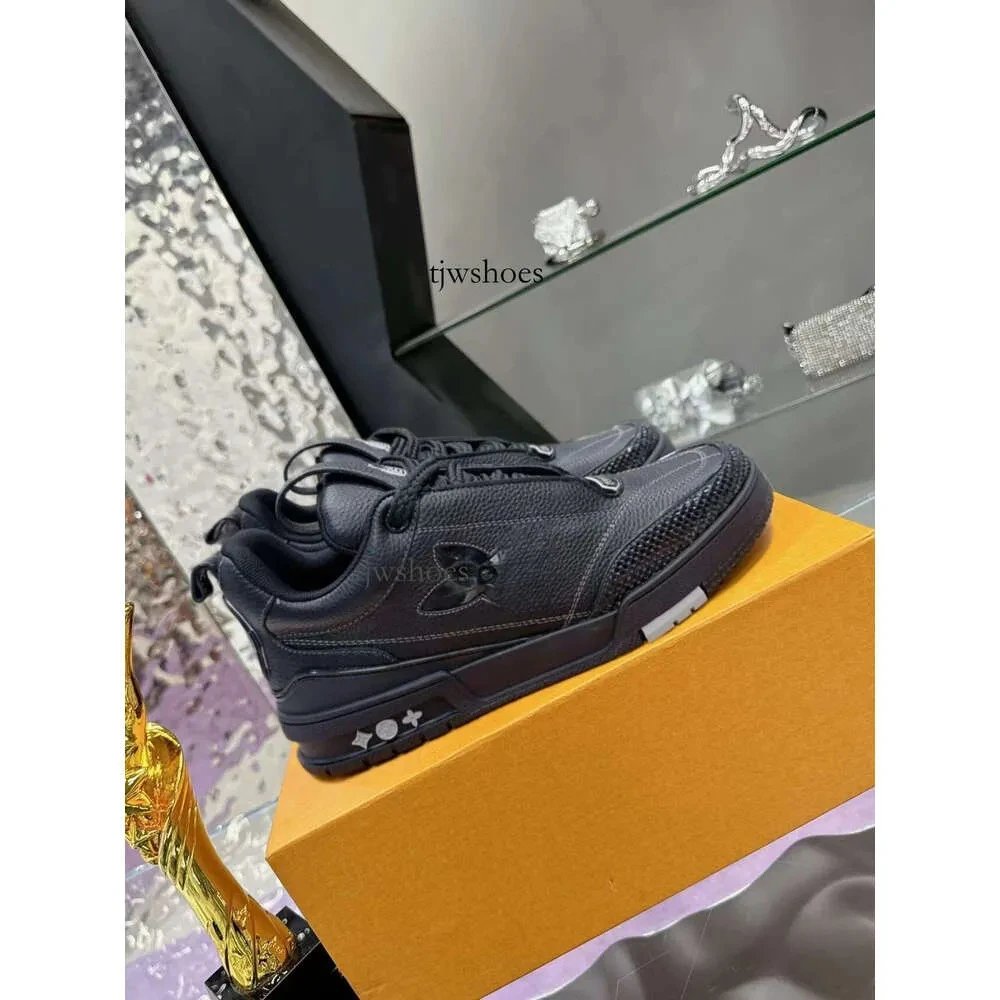 Louis Vuitton Sneakers LV Trainer low-top monogram — 23