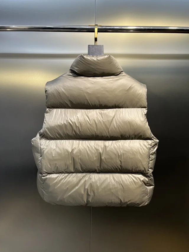 Canada Goose Vests Quilted high-collar puffer vest product detail image 12